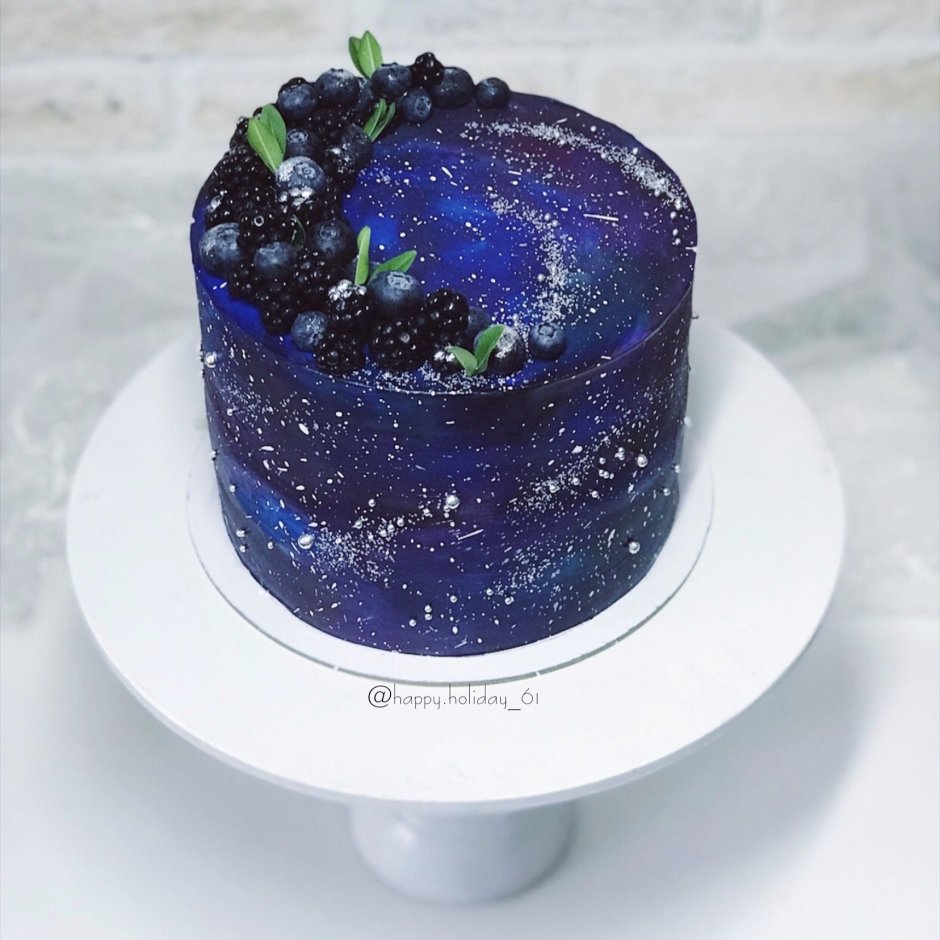 Декор торта космос с ягодами