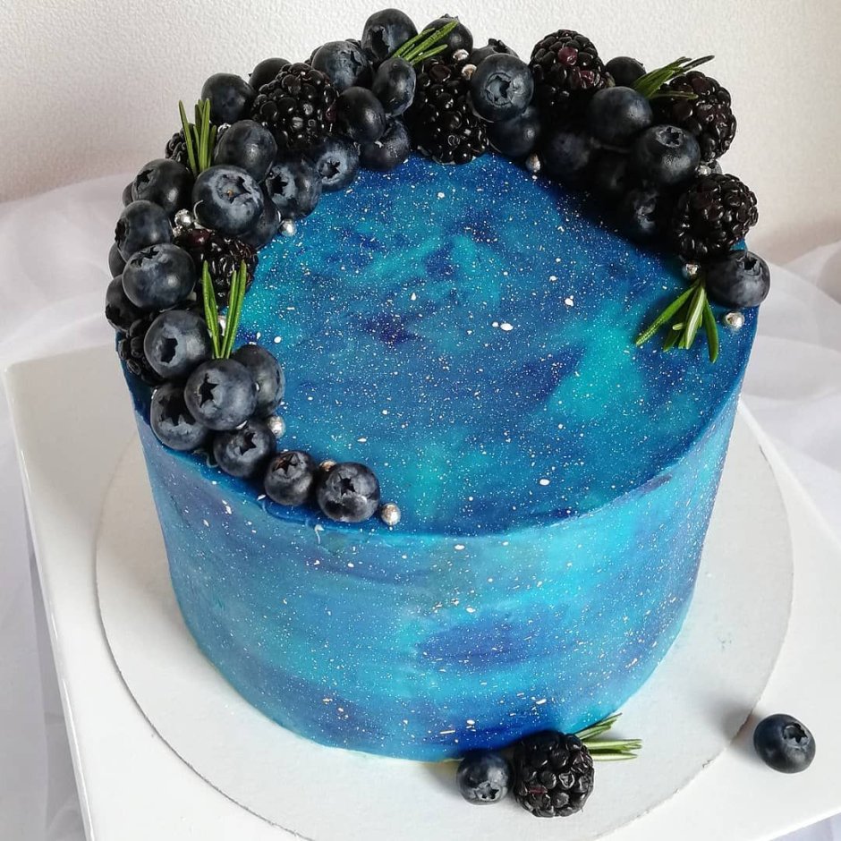 Космический торт с ягодами
