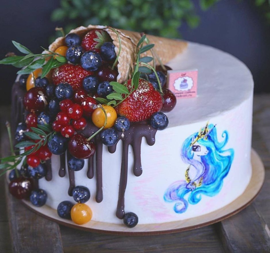 Украшение детского торта ягодами