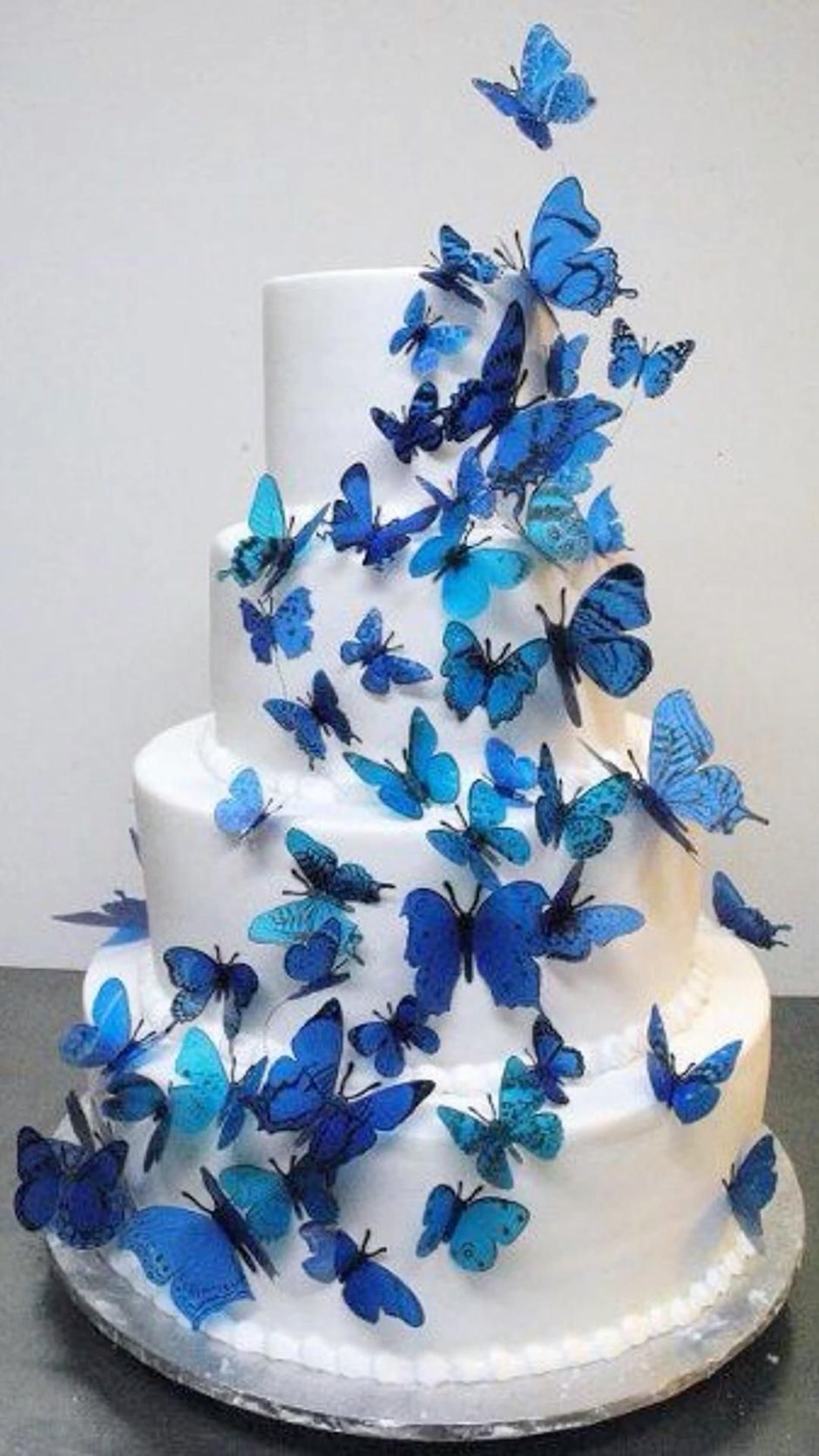 Голубой торт с бабочками