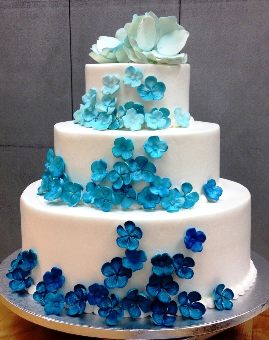 Ярко голубой торт красивый