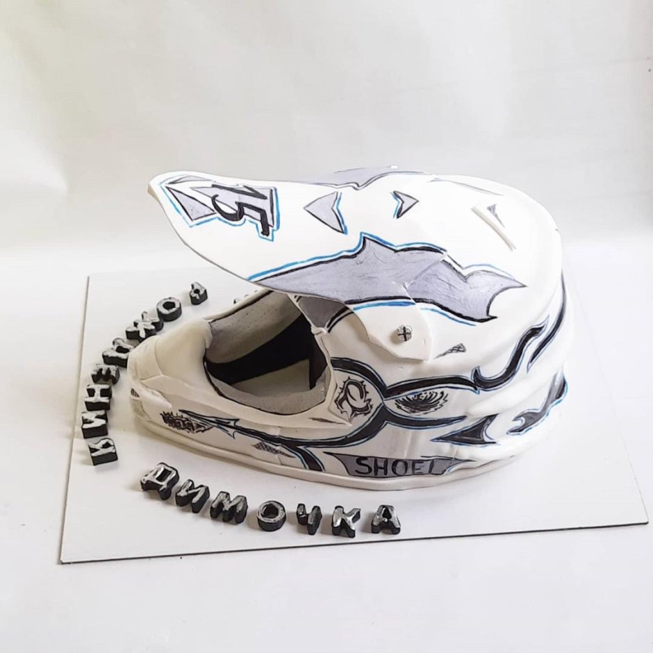 Торт в виде шлема для мотоцикла