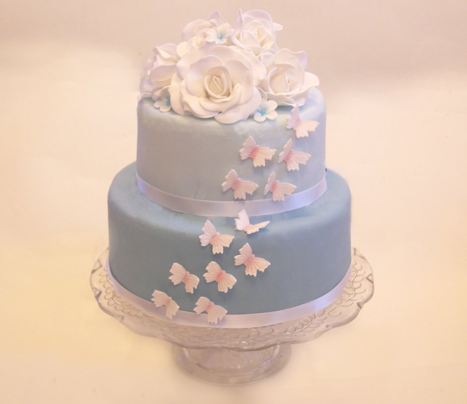 Серебряный торт с голубыми бабочками и бусинами