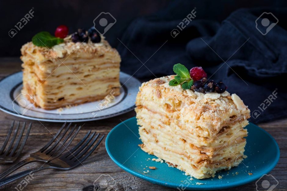 Девушка с кусочком торта Наполеон