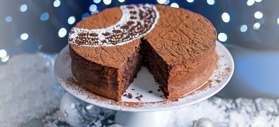 Шоколадный торт с сахарной пудрой