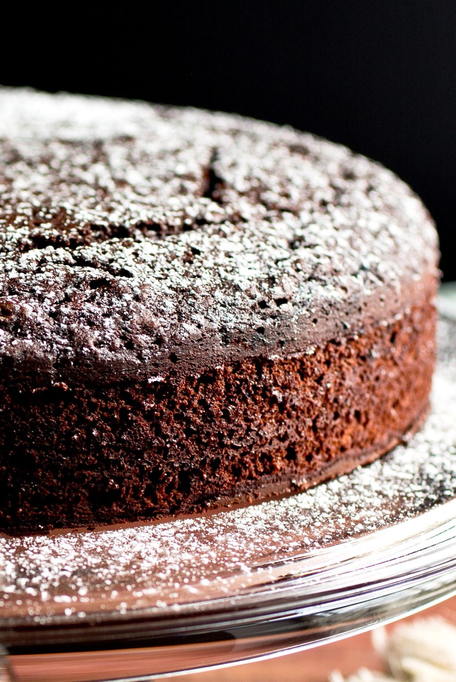 Посыпаем торт тертым шоколадом