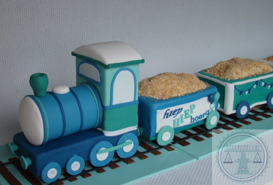 Торт в виде поезда с вагонами