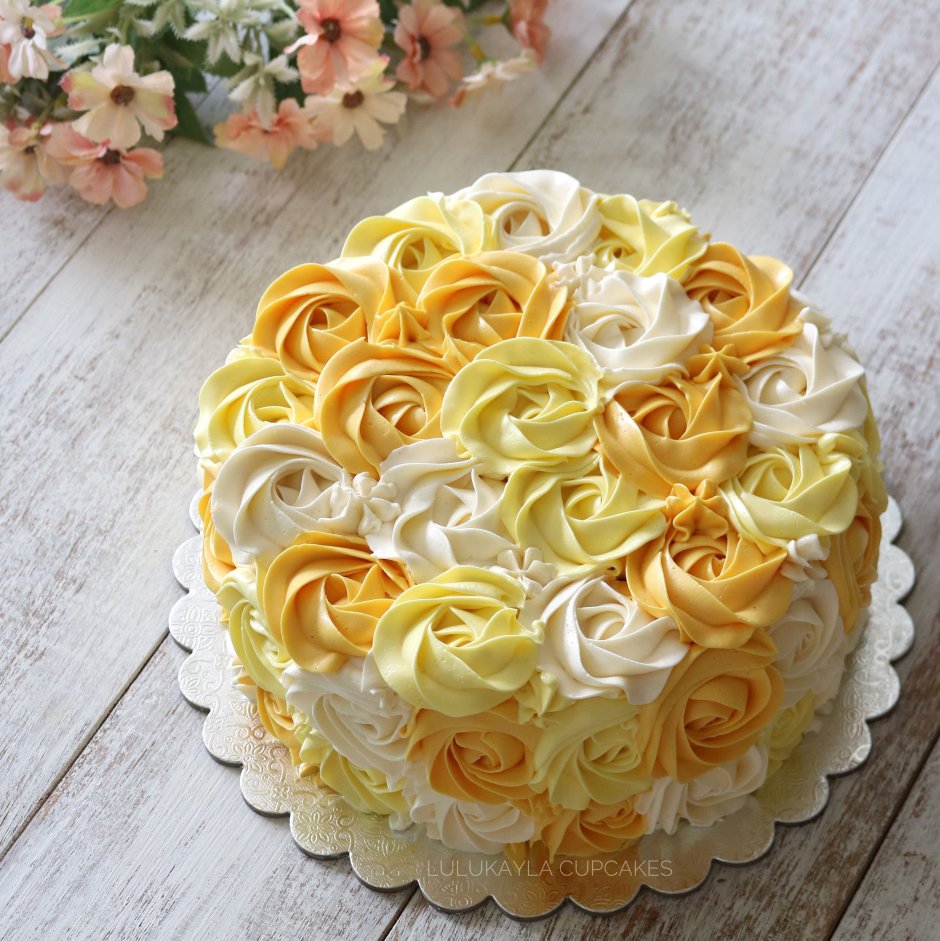 Украшение торта желтыми розочками