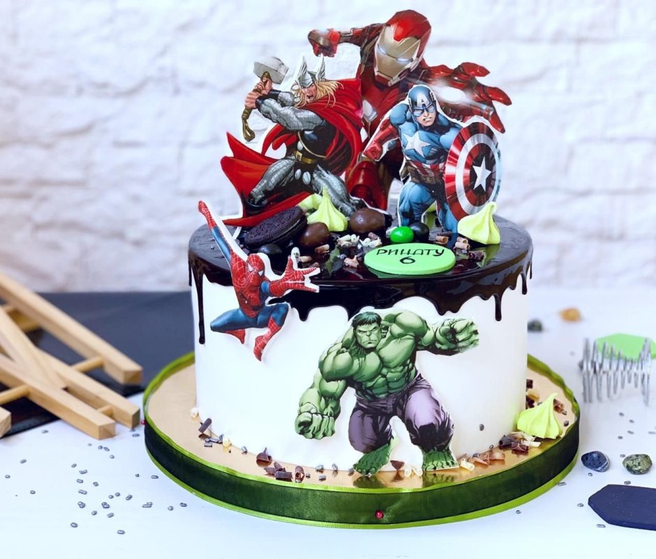 Зеленый торт с героями Марвел