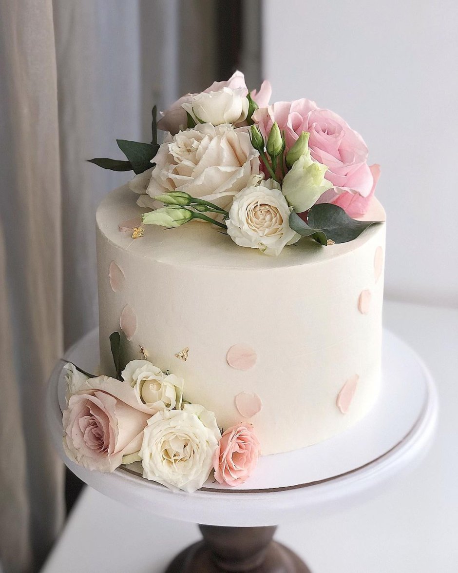 Торт с нежными пионообразными цветами живыми позитив