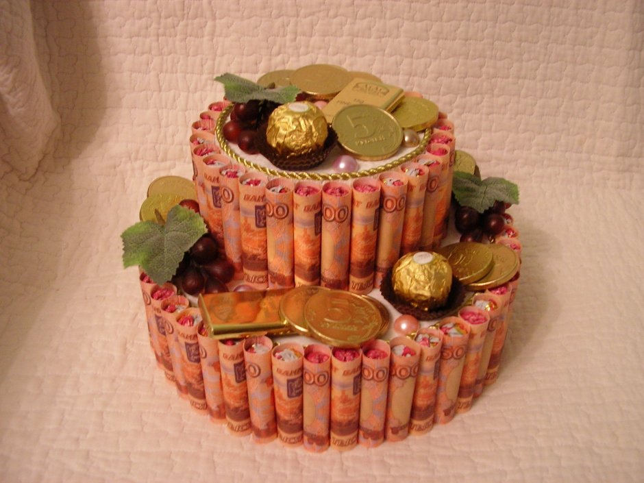 Денежный торт с конфетами