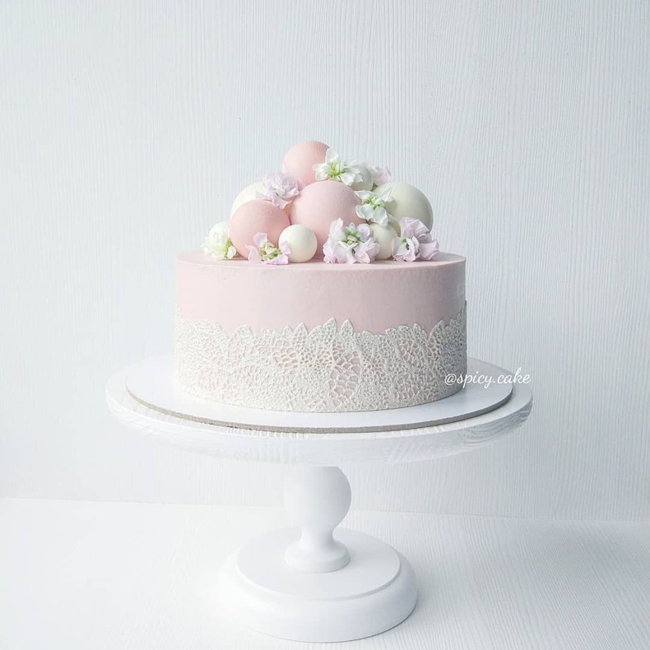 Розовый торт с шарами