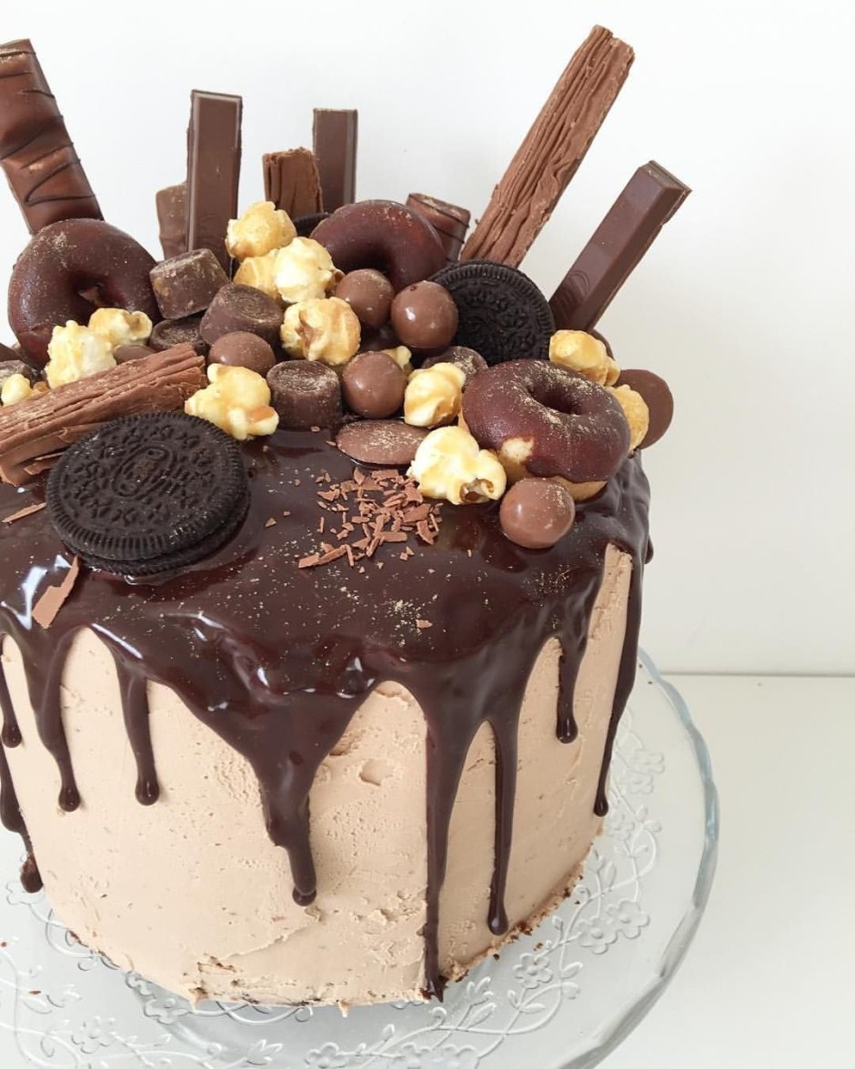 Украшение торта шоколадками