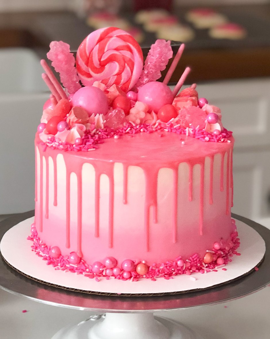 Розовый торт внутри