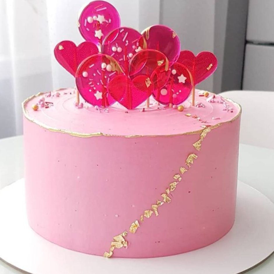 Розовый торт с леденцами
