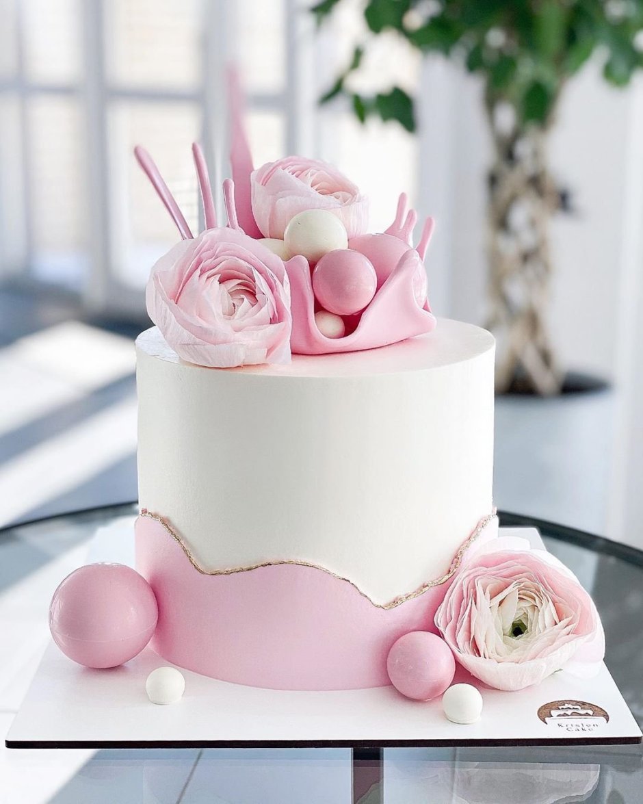 Минималистичный торт розовый