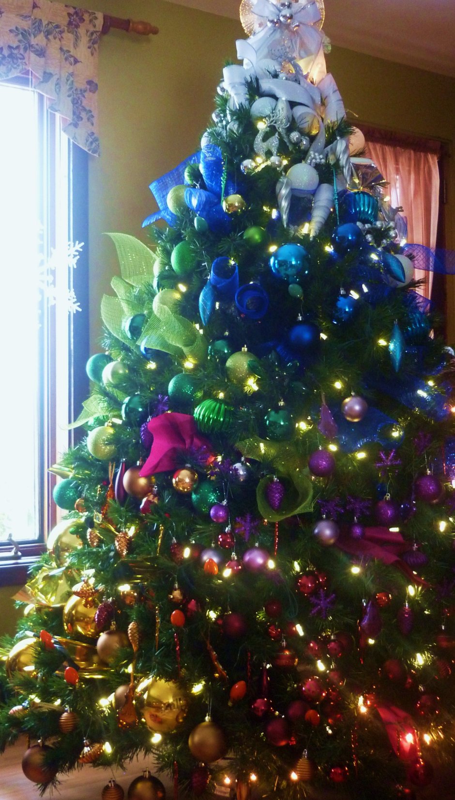 Украшение елки разноцветными шарами