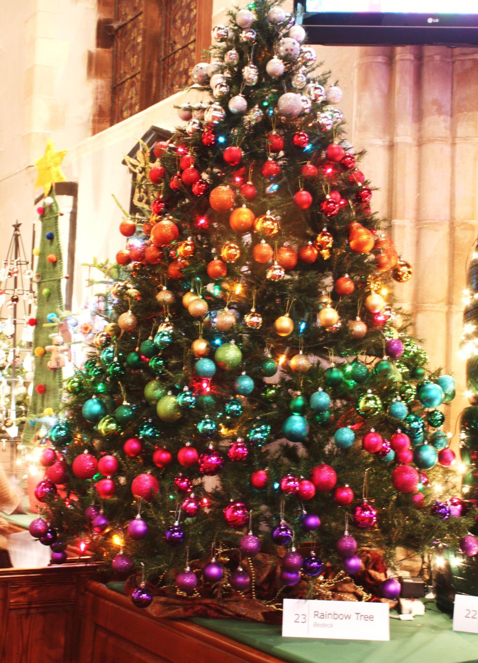 Украшение елки разноцветными шарами