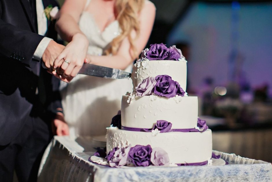 Свадебный торт в сиреневом цвете