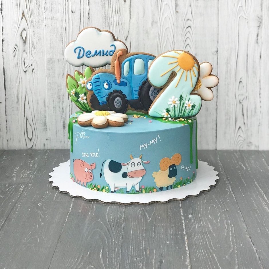 Торт с синим трактором для мальчика на 2 года с пряниками