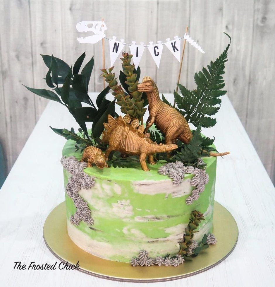 Торт с минимальным декором с динозаврами