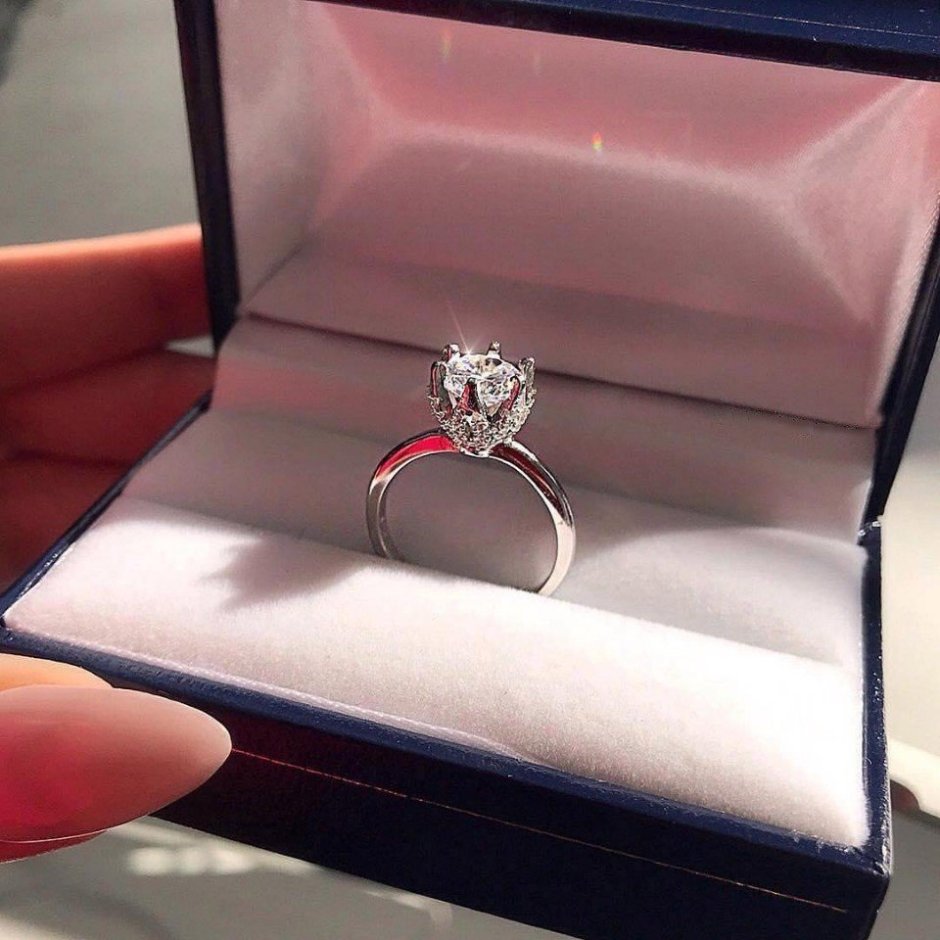 Кольцо с бриллиантом подарок