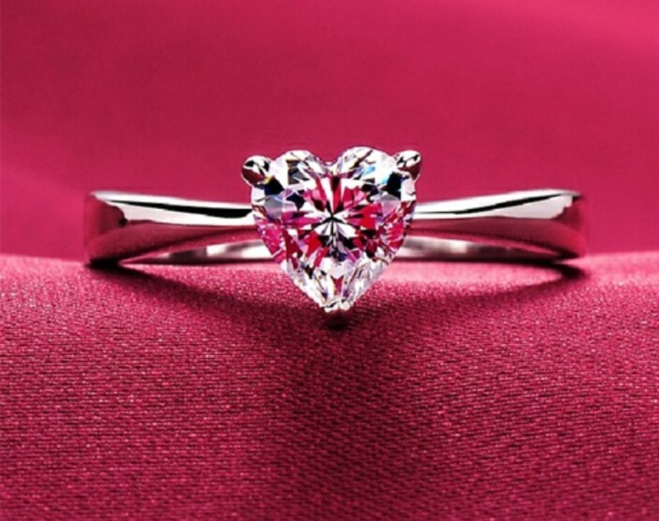 Кольцо с бриллиантом сердце