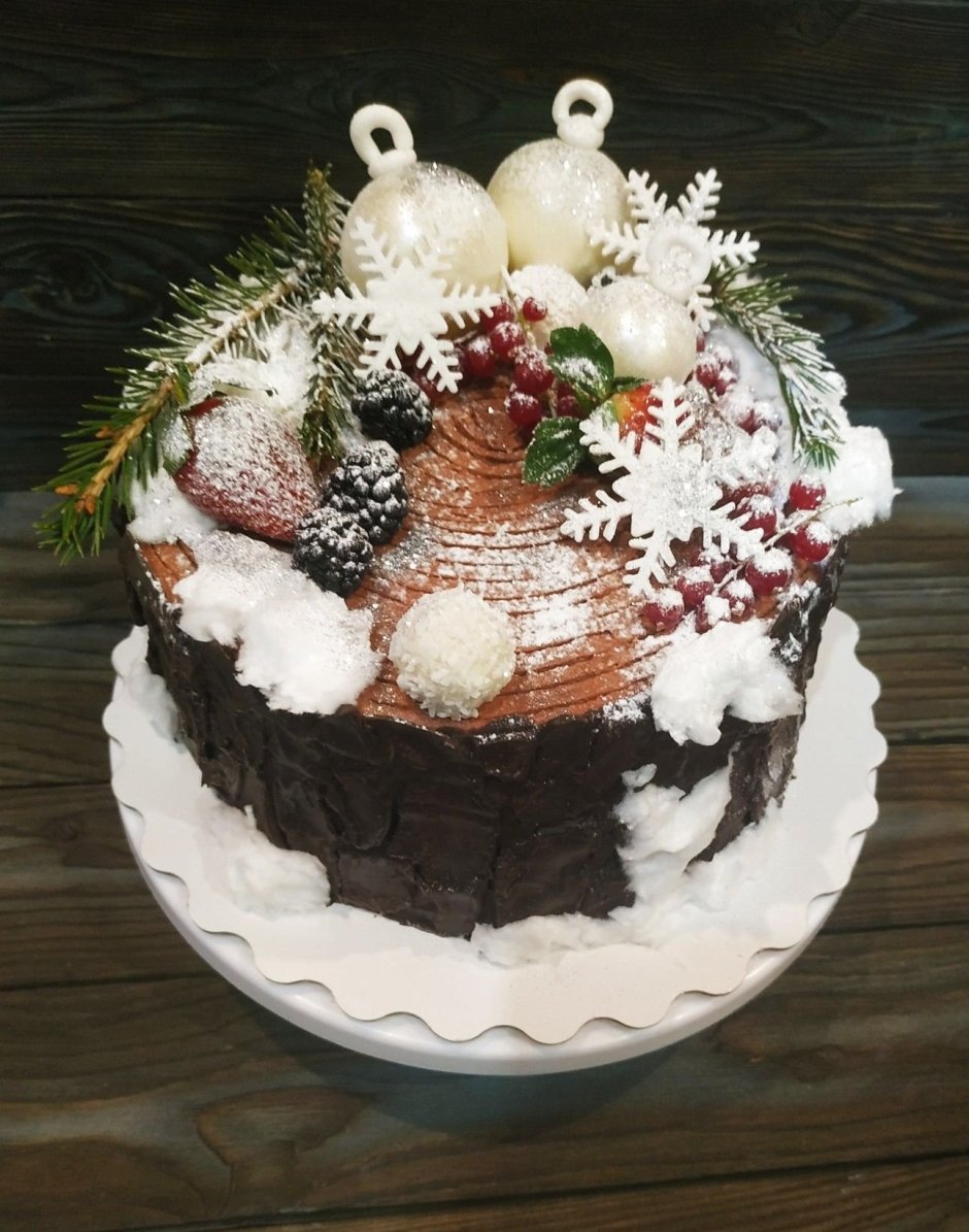 Новогодний торт с шоколадными шарами