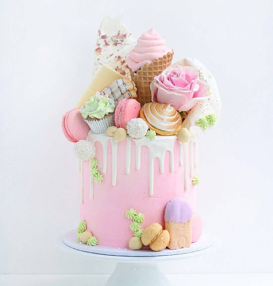 Белый торт с розовой глазурью