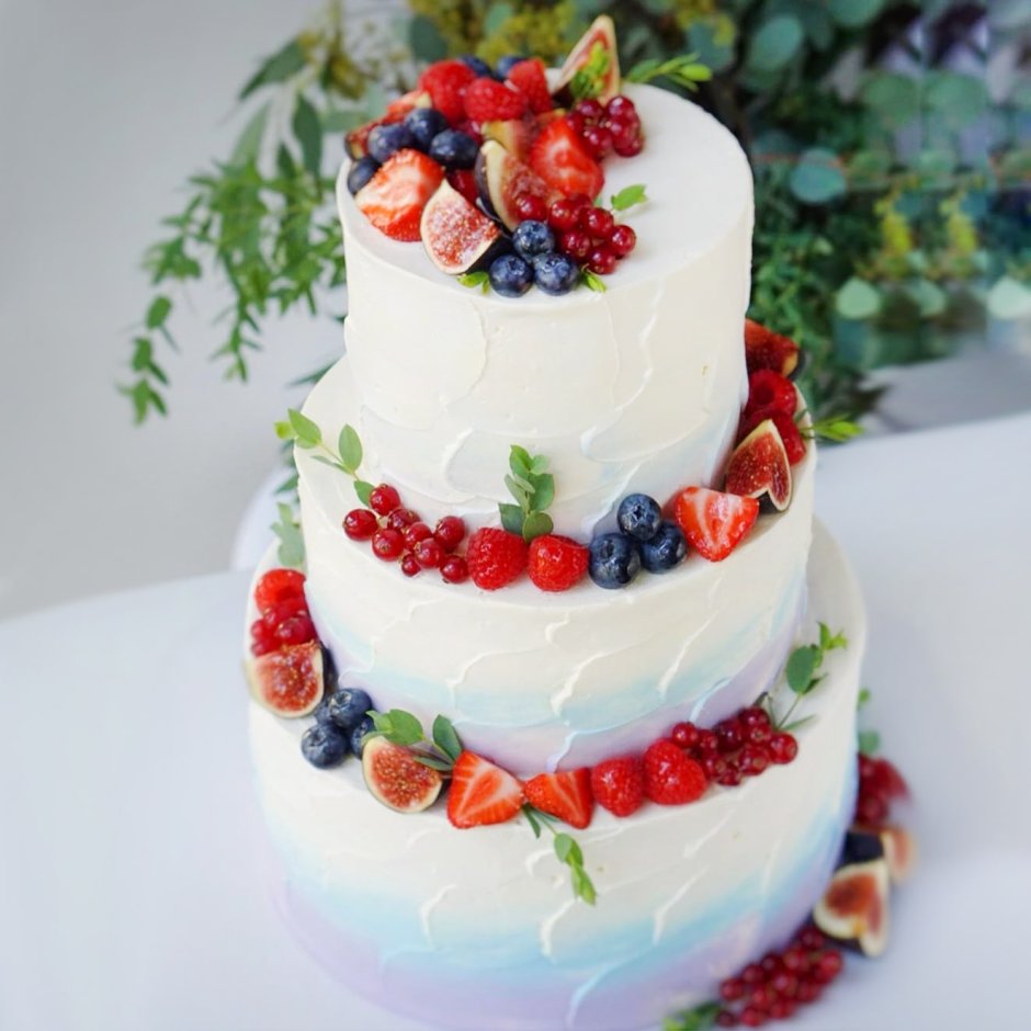 Белый свадебный торт с ягодами