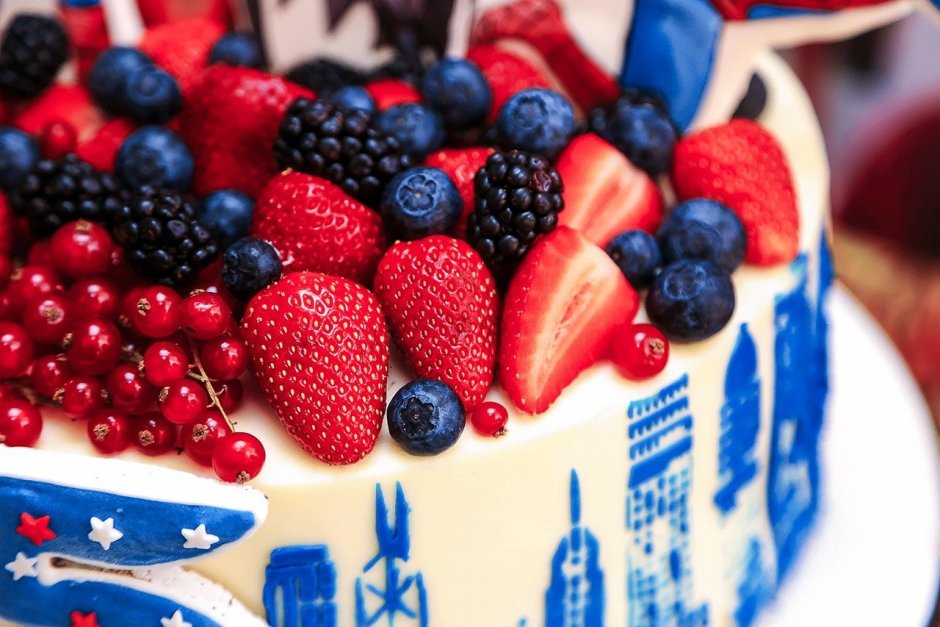 Бело голубой торт с ягодами