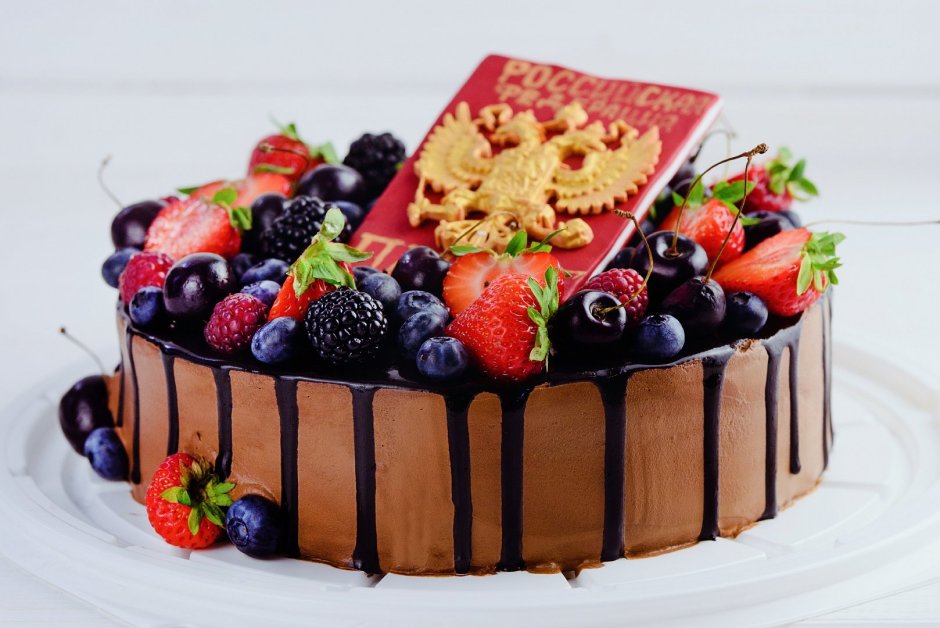 Торт с шоколадной фигуркой и ягодами