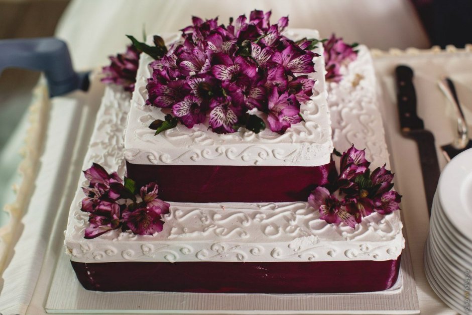 Квадратный торт с живыми цветами