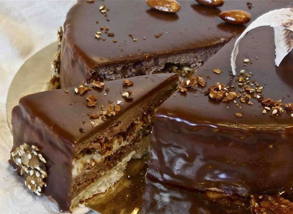 Торт шоколадный с грильяжем