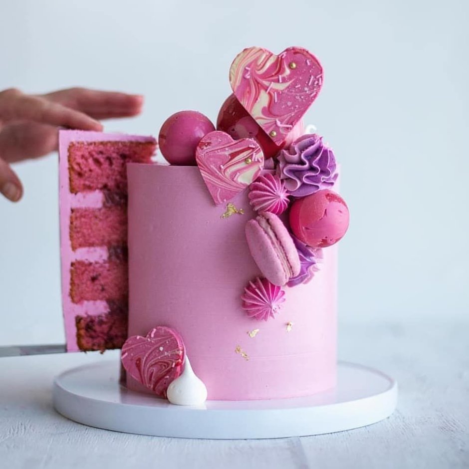 Необычный розовый торт