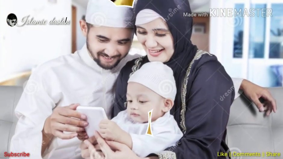 Счастливая мусульманская семья с детьми