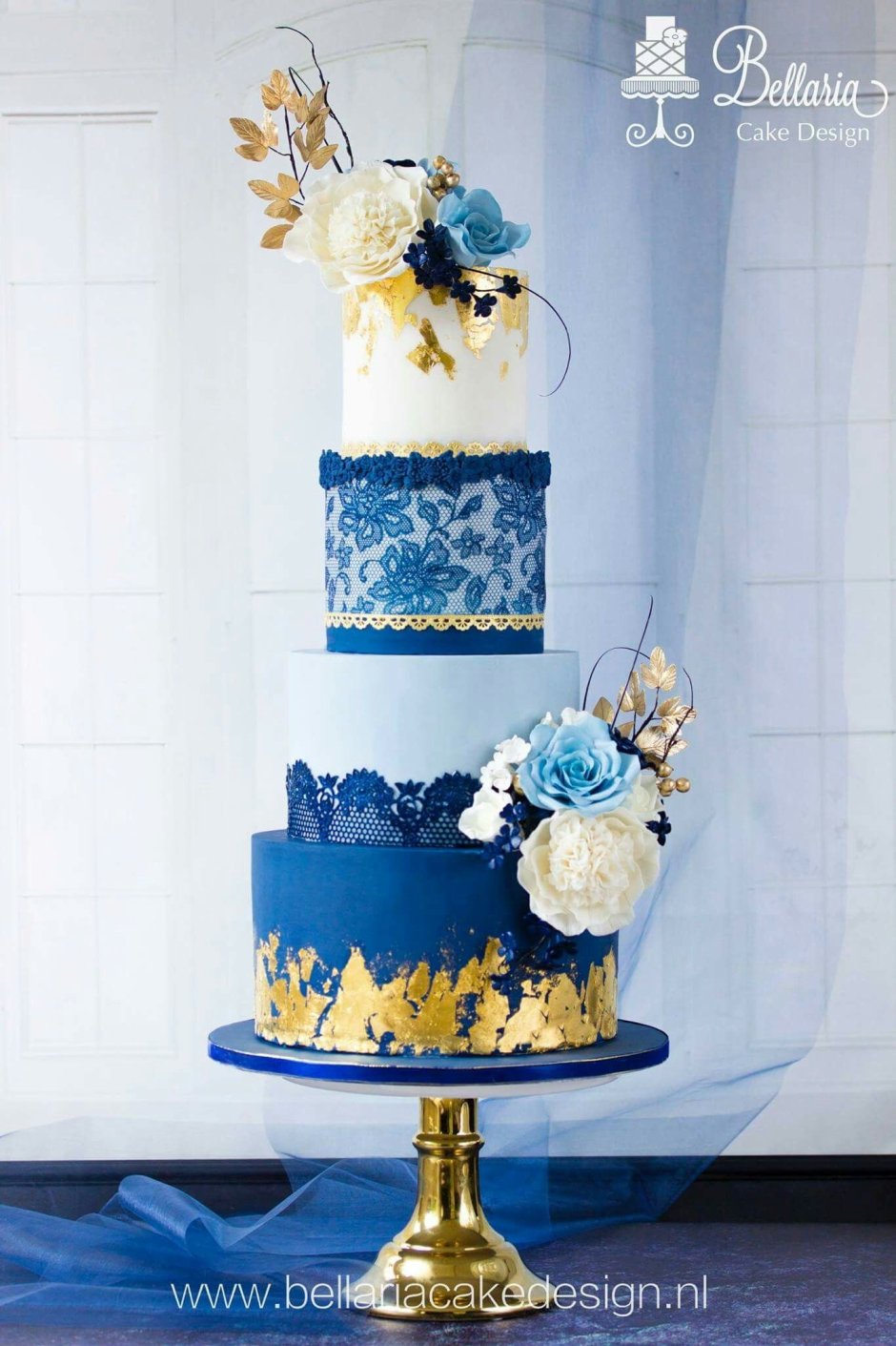 Стильный синий торт
