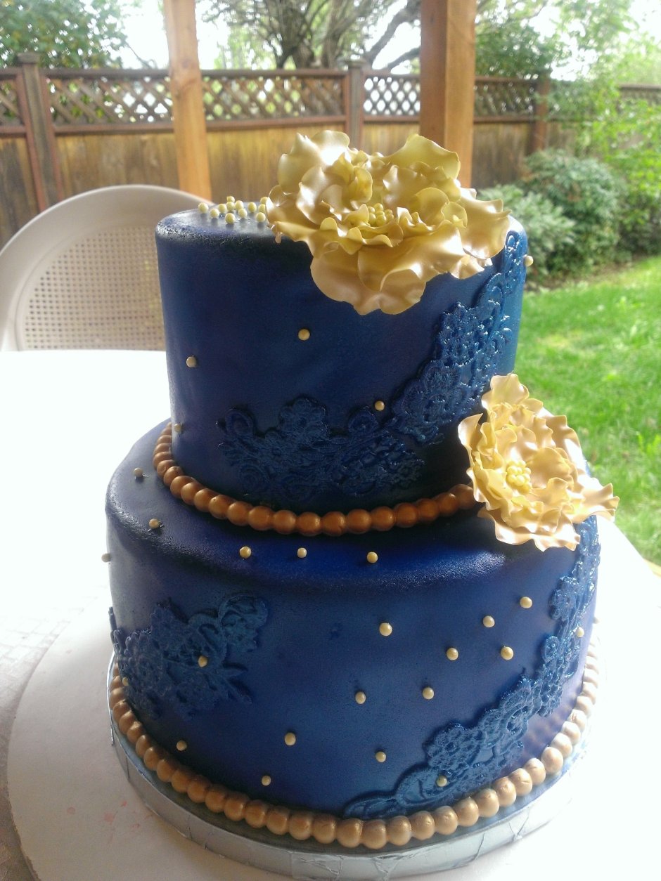 Торт голубой с золотом