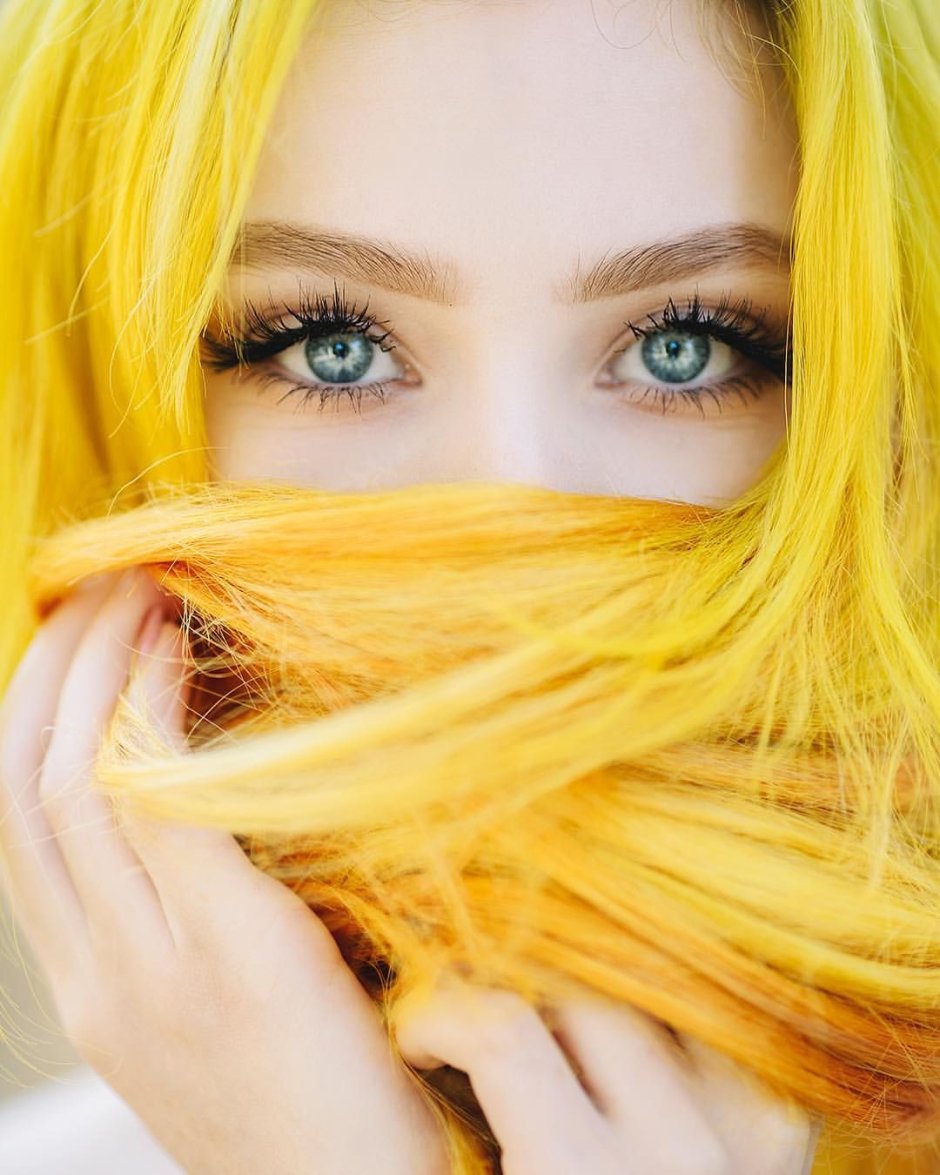 Блондинка в желтом