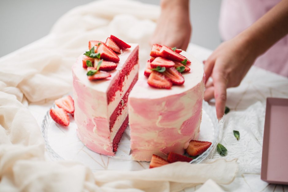 Торт розовый разрезанный