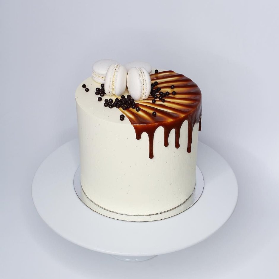 Белый торт с шоколадными подтеками