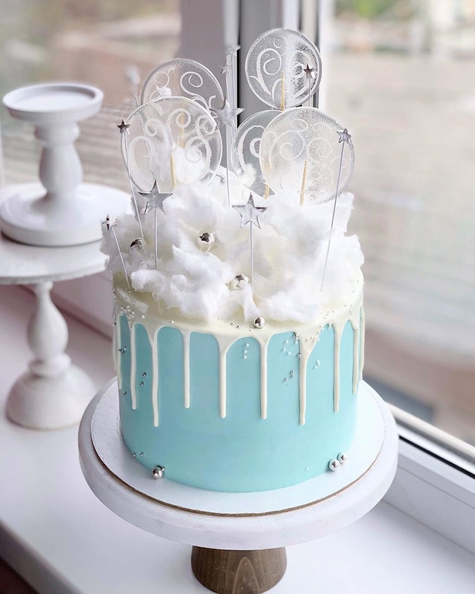 Белый торт с голубыми подтеками