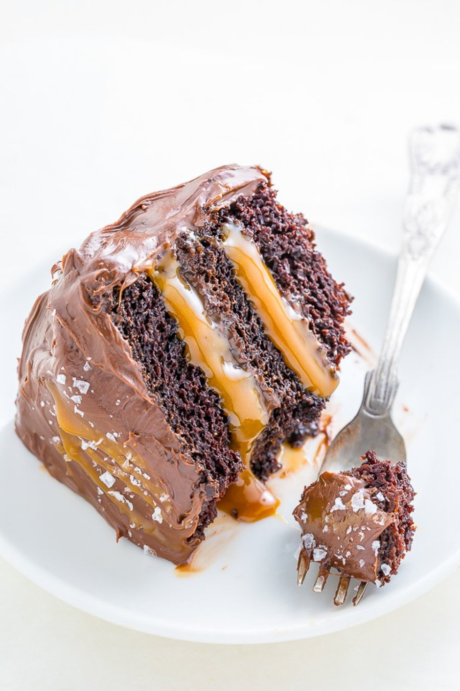 Шоколадно банановый торт с карамелью