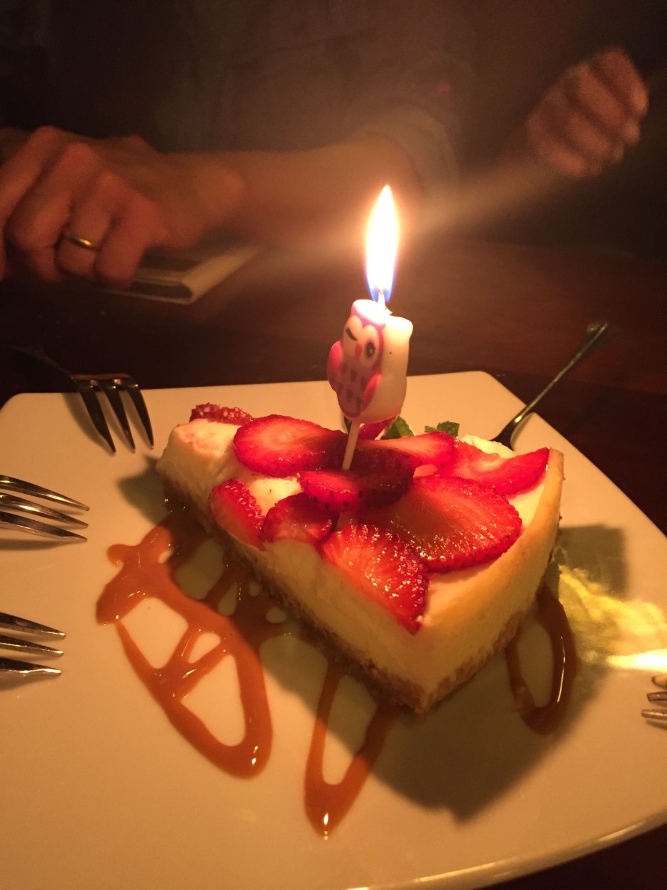 Пирожное со свечкой на день рождения