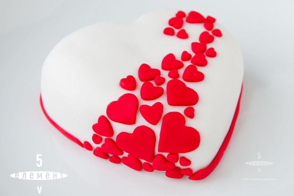 Торт в виде сердца красно белый