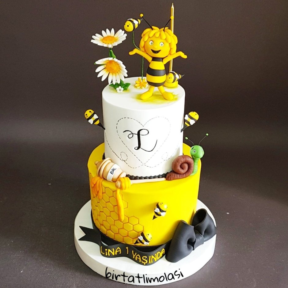 Торт с мишкой и пчелами
