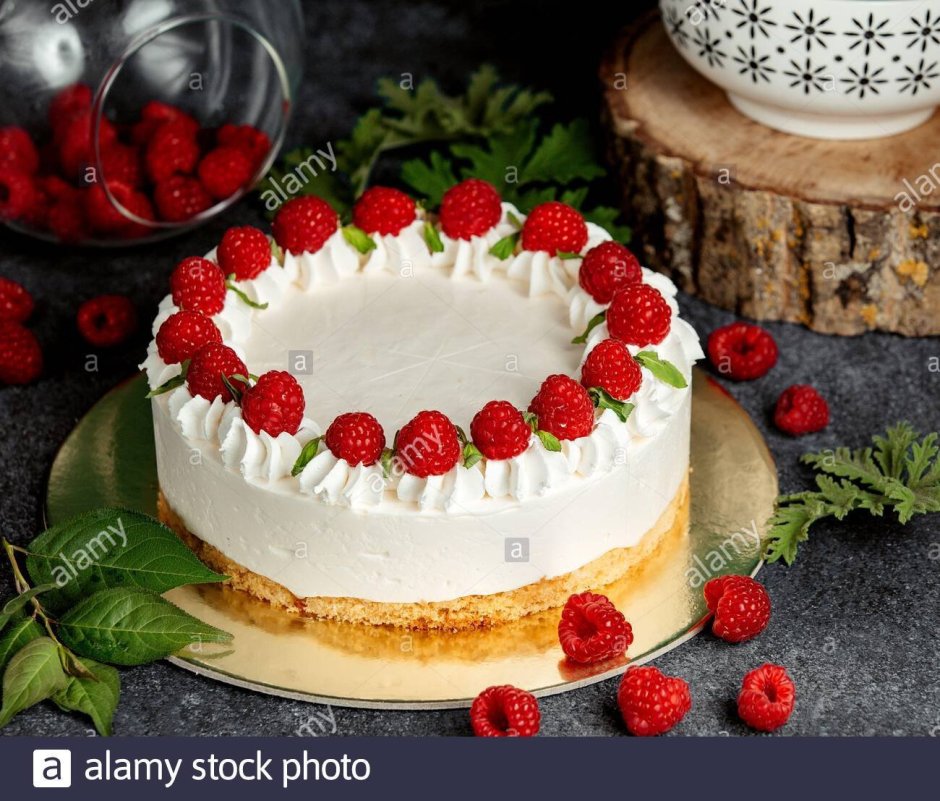 Торт украшенный малиной