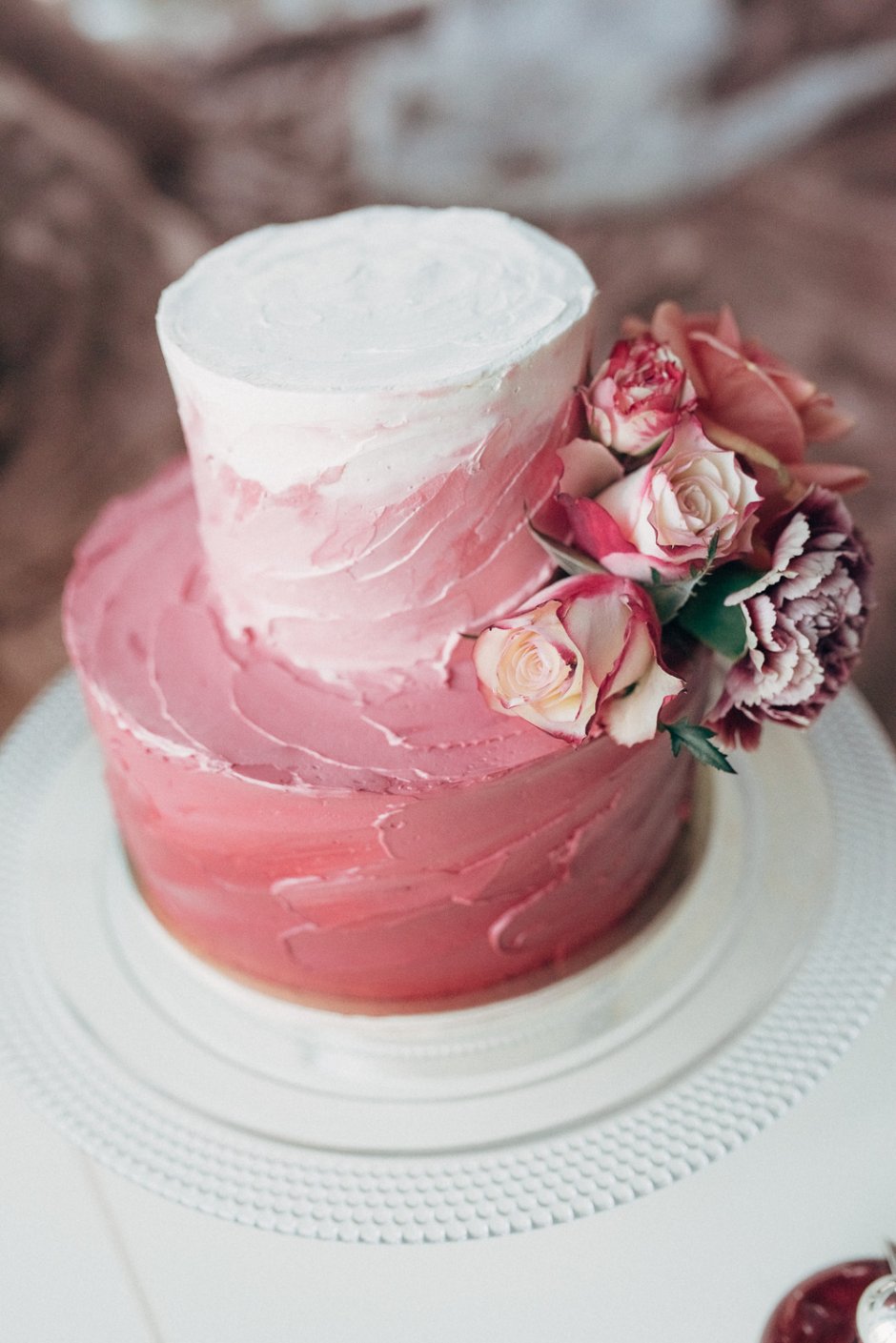 Белый торт с розовыми мазками