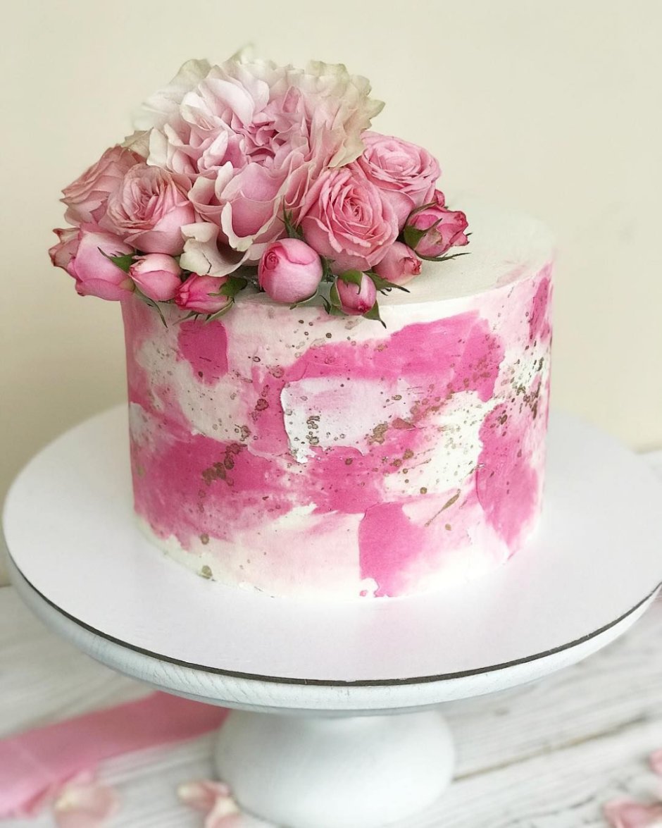 Торт с розовыми мазками