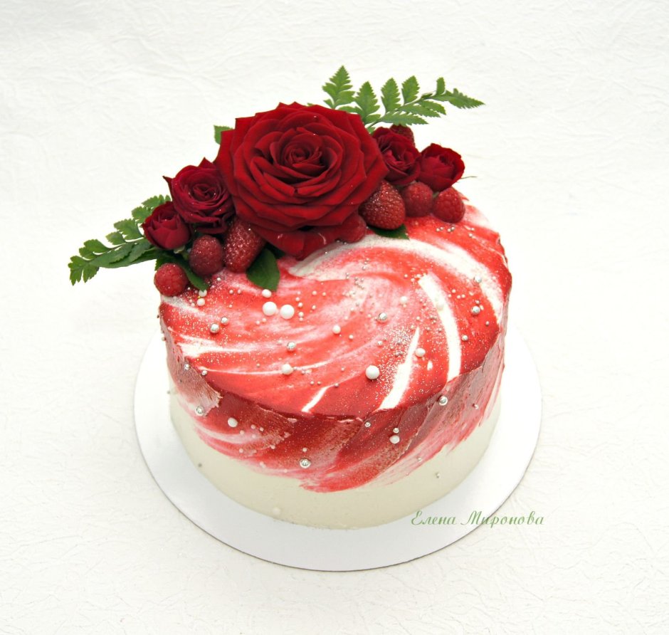 Торт красный бархат с живыми цветами